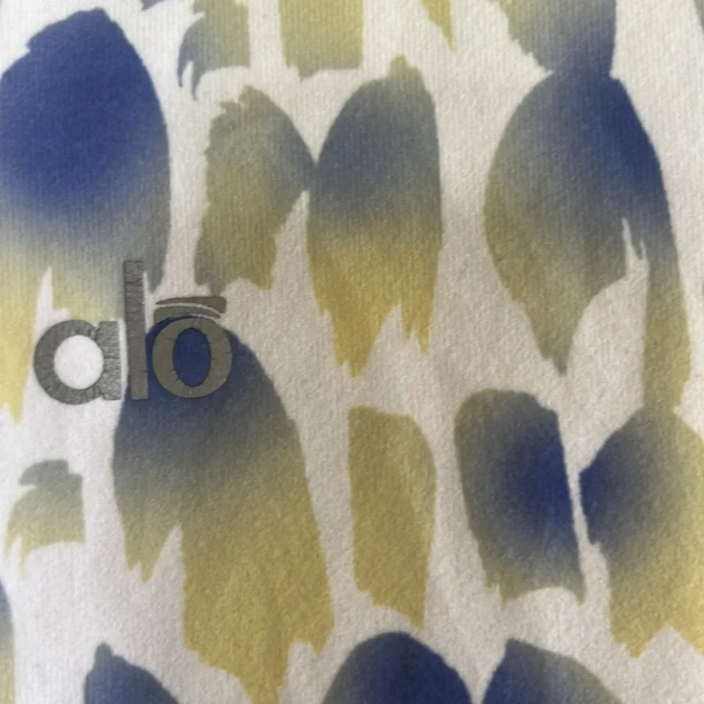 ALO Yoga Blue and Cream Patterned Capris